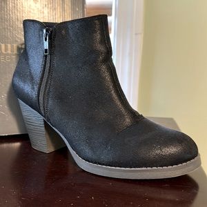 Woman’s Natural Reflections black and grey bootie, size 10